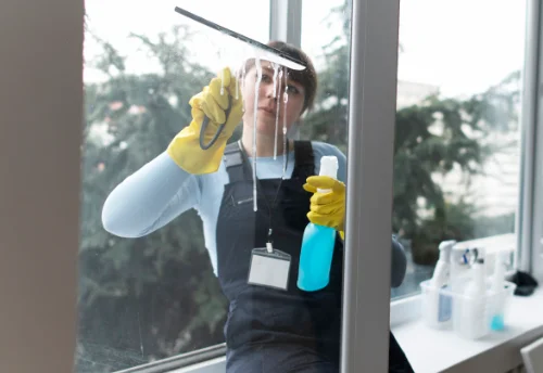 Nettoyage de vitres intérieures et extérieures aux Eyzies